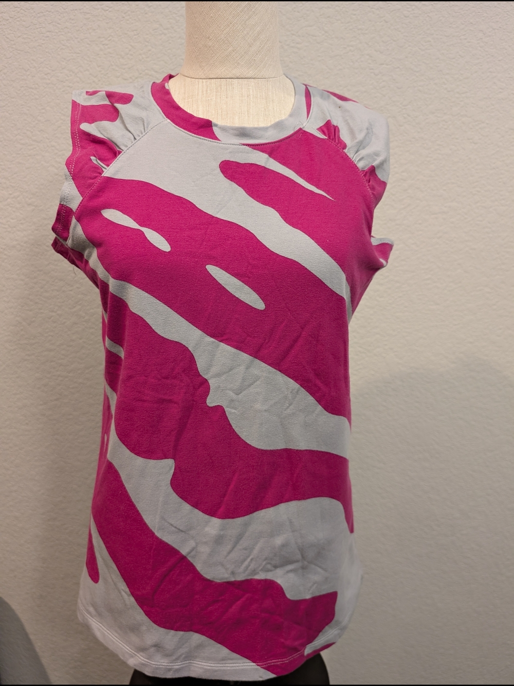 Passport Sz L Magenta & Light Gray Ruffle Cap Sleeve Summer Tank Abstrac P rint